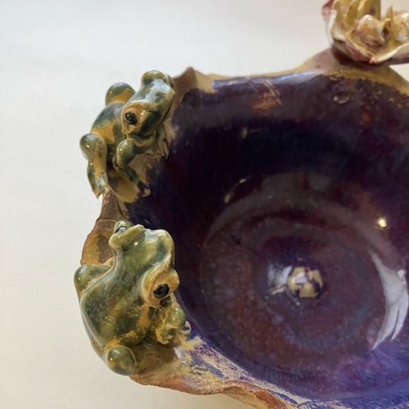 Beautiful Handmade Bowl With Frogs Ruffled Edges‎ Purple No Chips - Picture 2 of 7